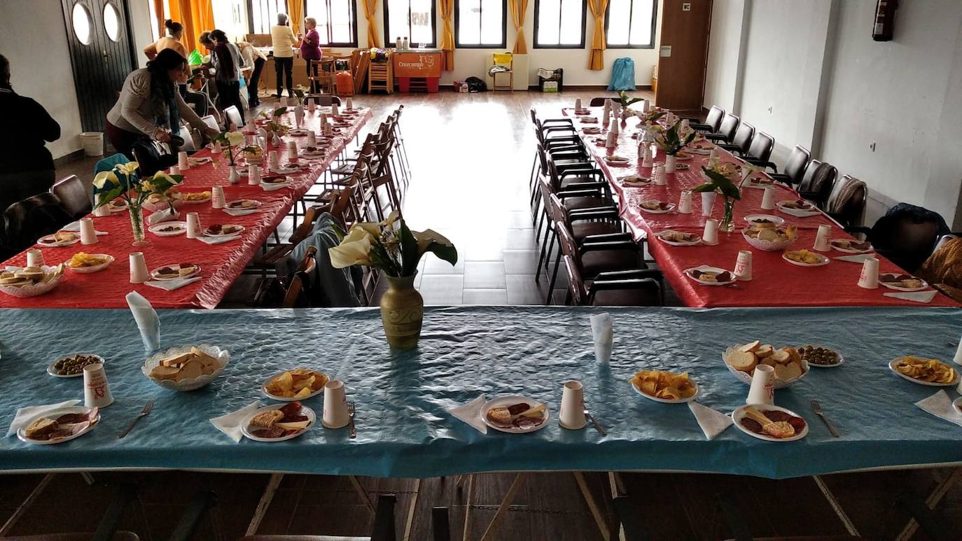 Imagen secundaria 1 - Participantes y detalles de la comida organizada por 'Las Artesanas' el pasado miércoles. 
