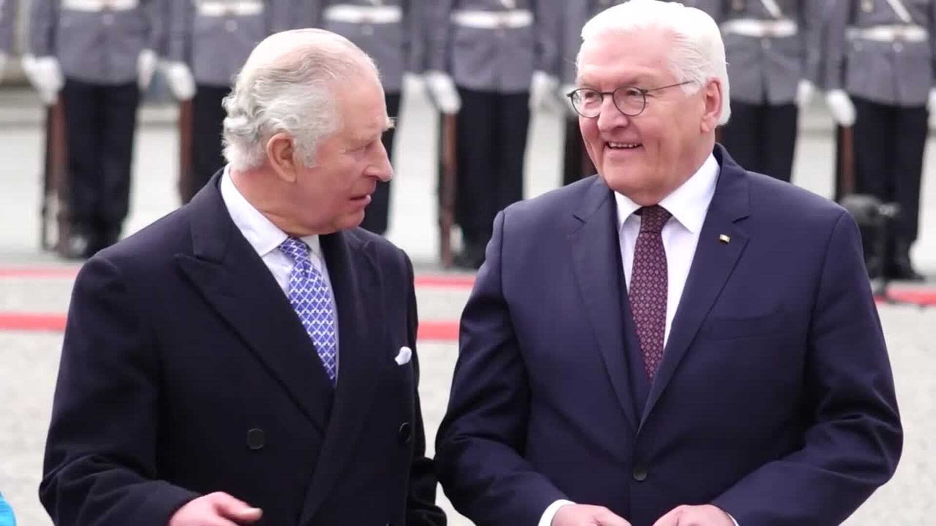 Carlos III es recibido con honores militares en su primer viaje de Estado en Alemania