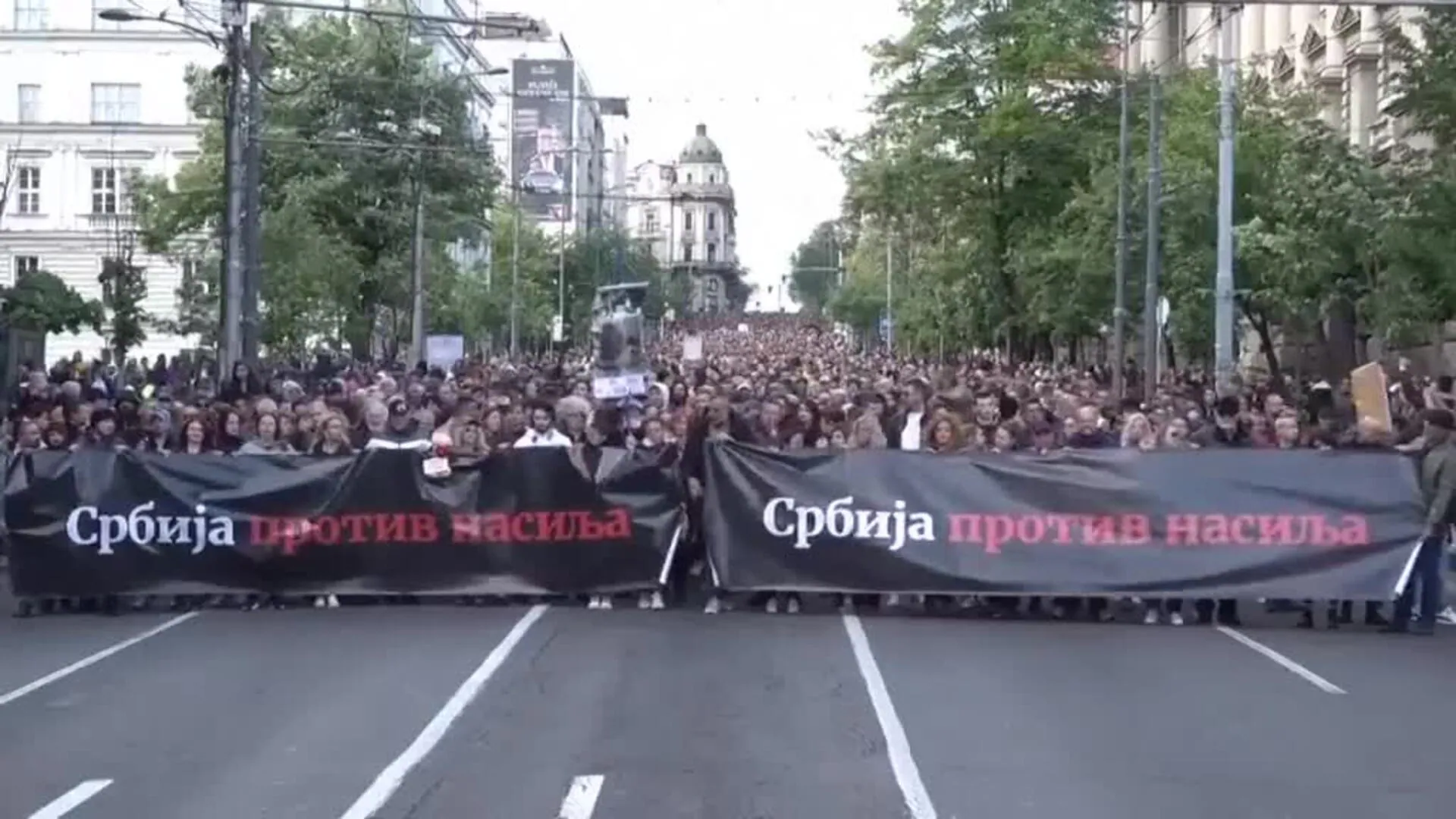 Decenas de miles de serbios protestan en Belgrado contra los tiroteos masivos y contra la violencia
