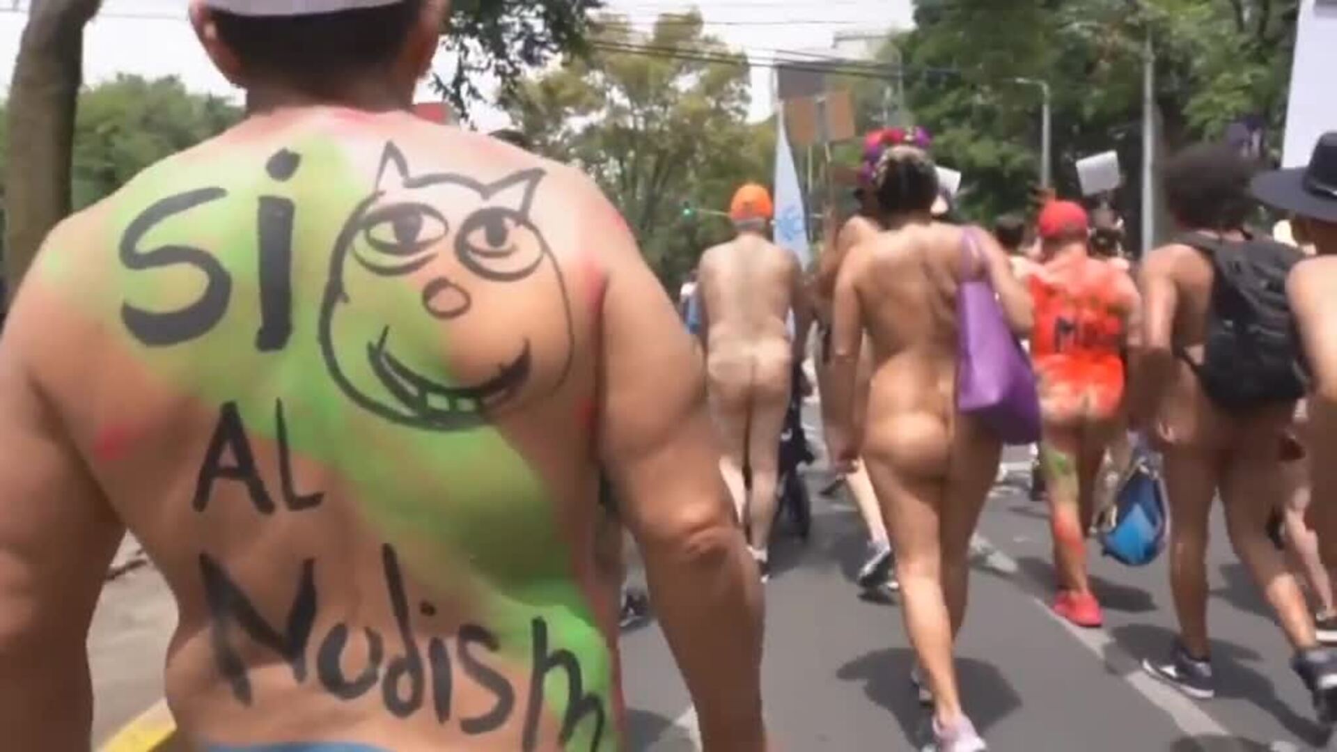 Cientos de cuerpos desnudos recorren las calles de Ciudad de México