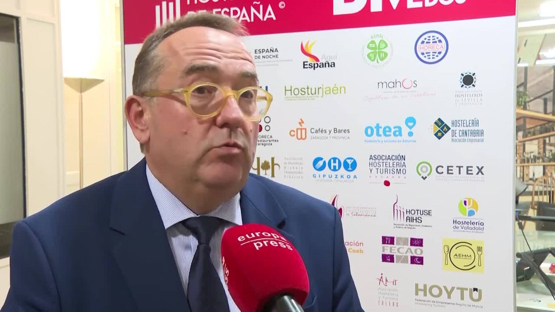 El presidente de los hosteleros pide perdón tras su "broma" sobre los camareros
