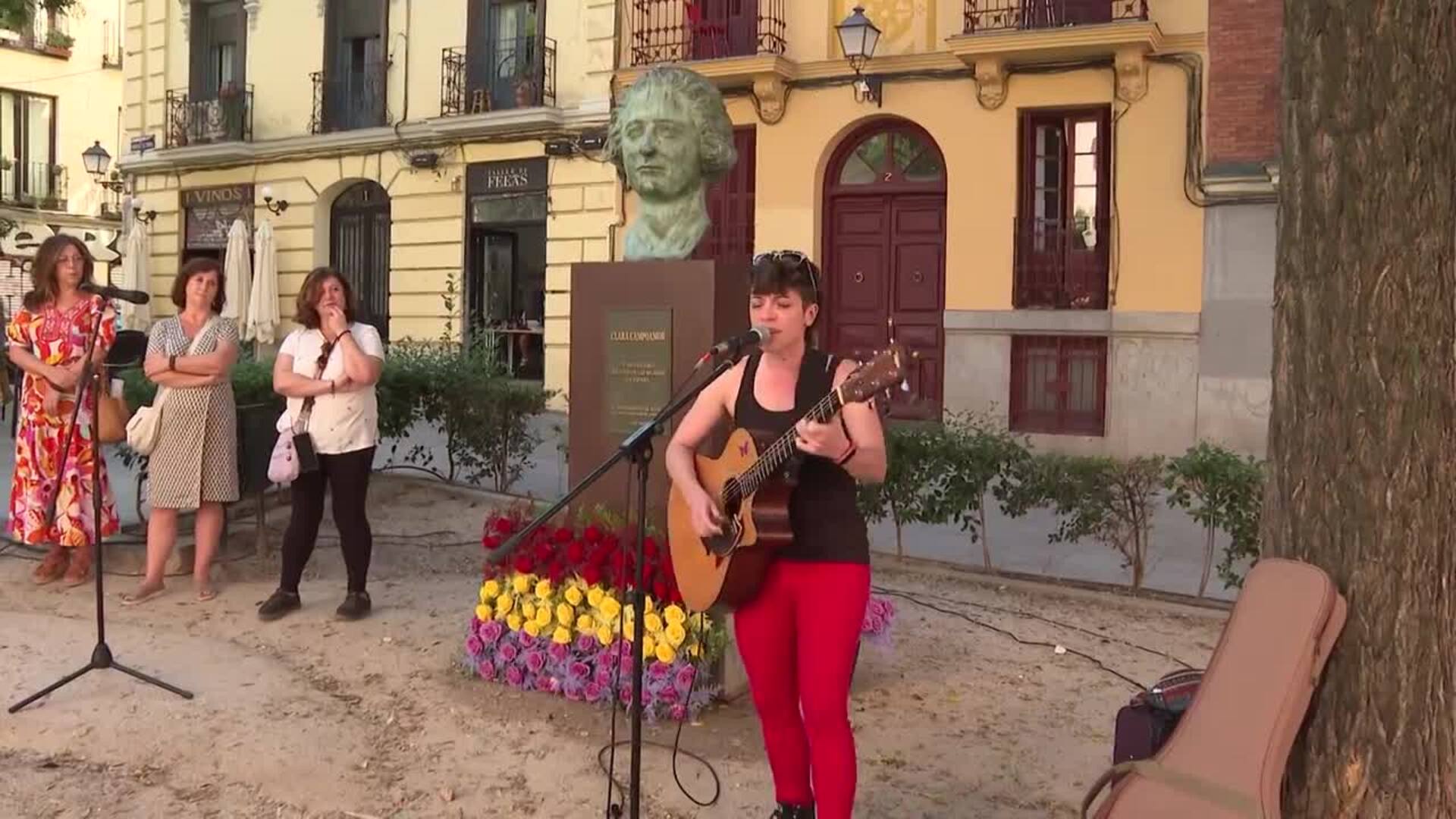 Madrid homenajea a Clara Campoamor con una ofrenda floral