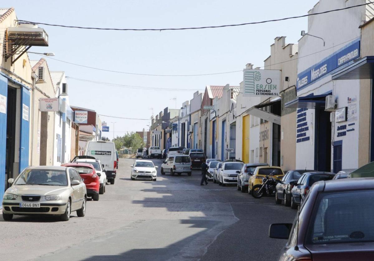 Una calle del polígono Charca Musia en Cáceres.