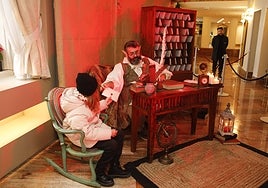 El Emisario Real, este martes en el Gran Teatro recogiendo las cartas de los niños.