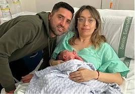 Luis Durán y Noelia Perera con Manuel en el Hospital de Llerena.