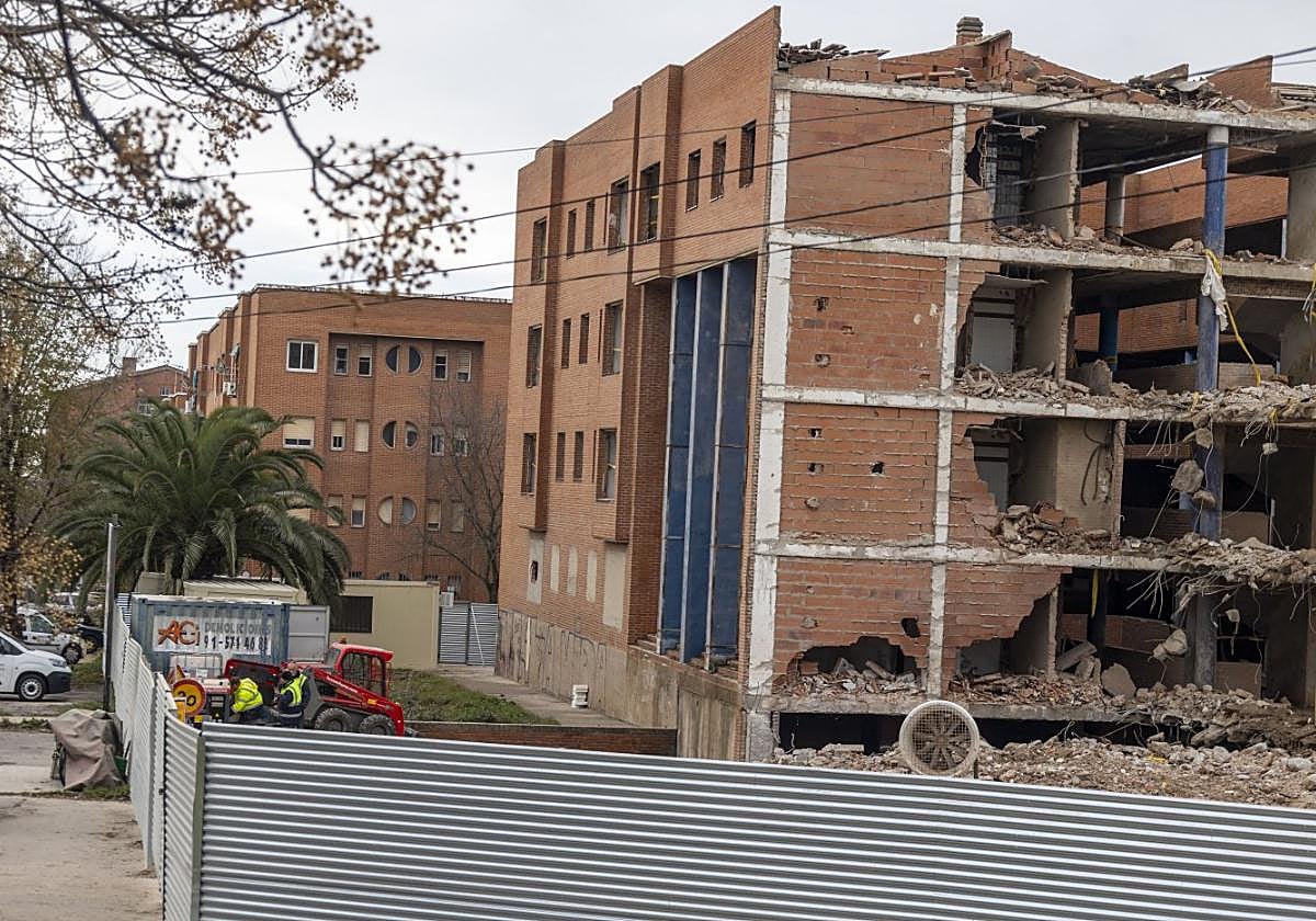Los trabajos de demolición del bloque C avanzan rápido.