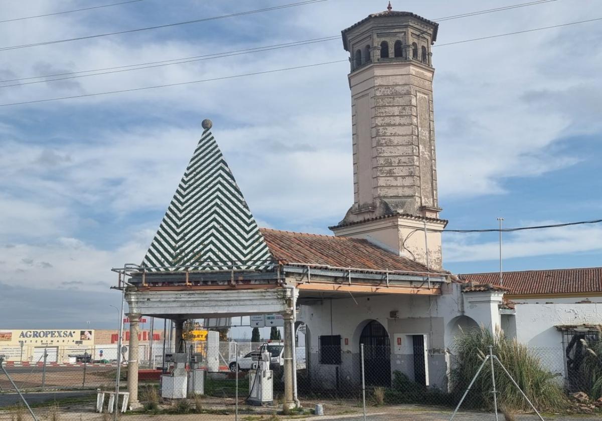 La antigua gasolinera de Cepansa, en la entrada a la ciudad por la rotonda de Agricultura.