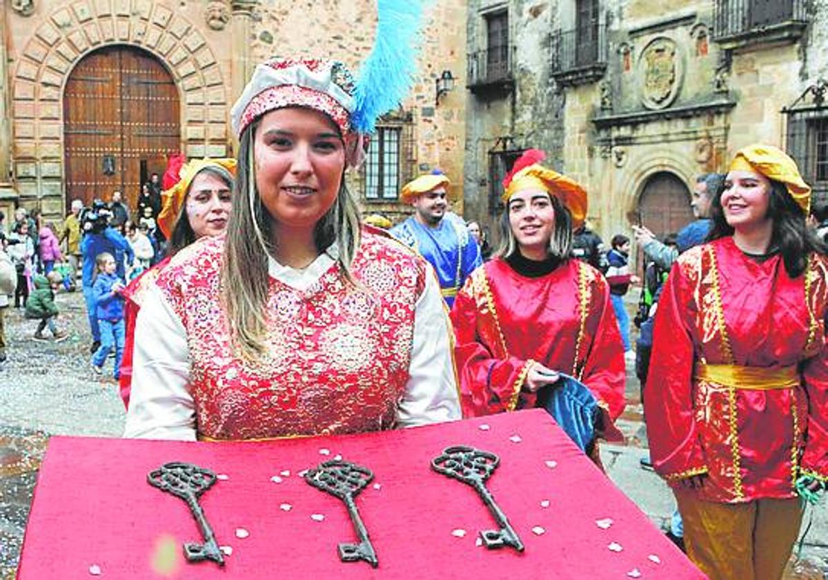 Imagen principal - La heralda real con las llaves de la ciudad; el rey Baltasar con dos pajes reales; y la Asociación de la Misericordia de Alcuéscar recaudando fondos con la venta de roscón solidario.