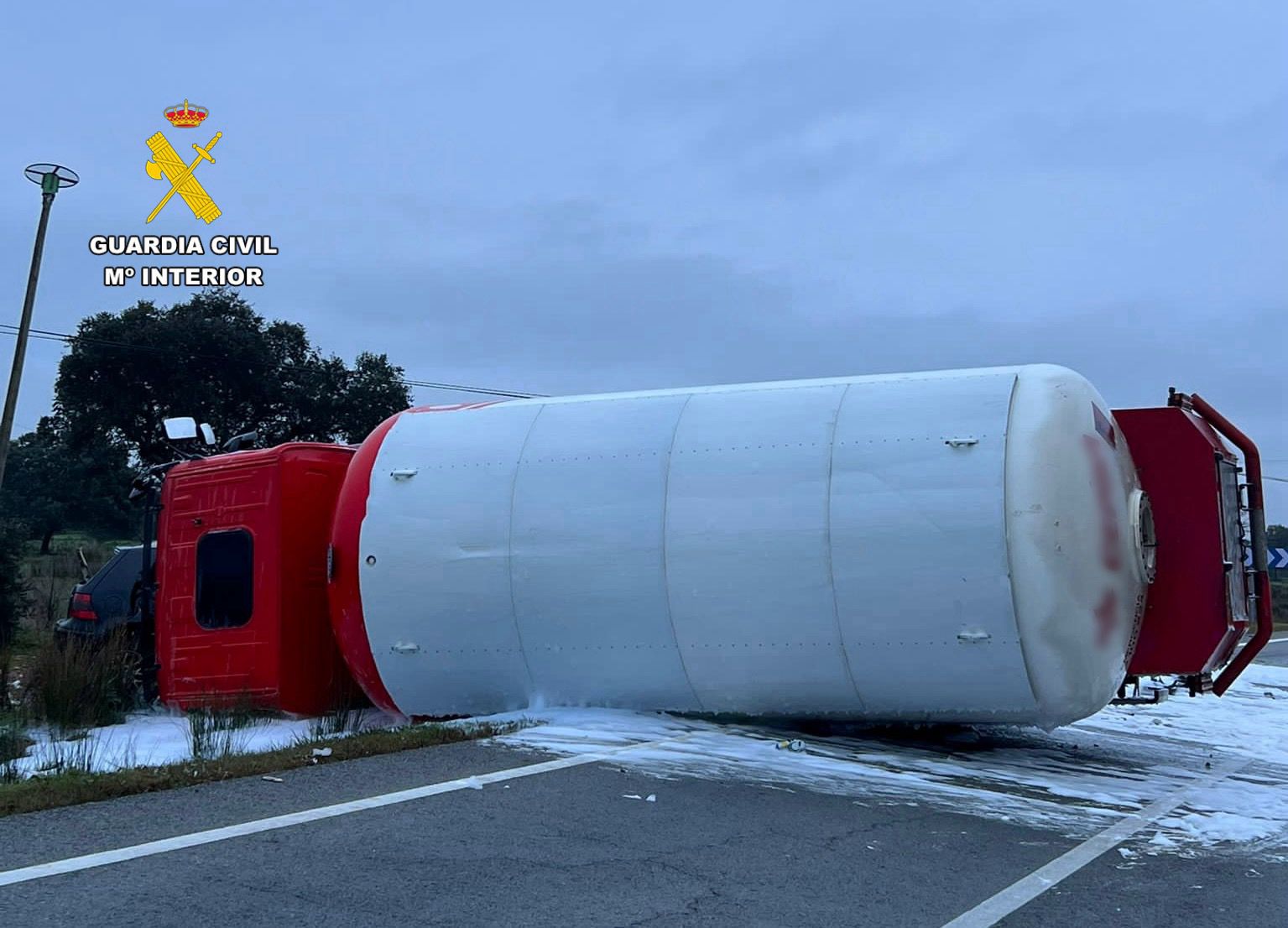 El camión cisterna ha quedado volcado sobre un lateral.