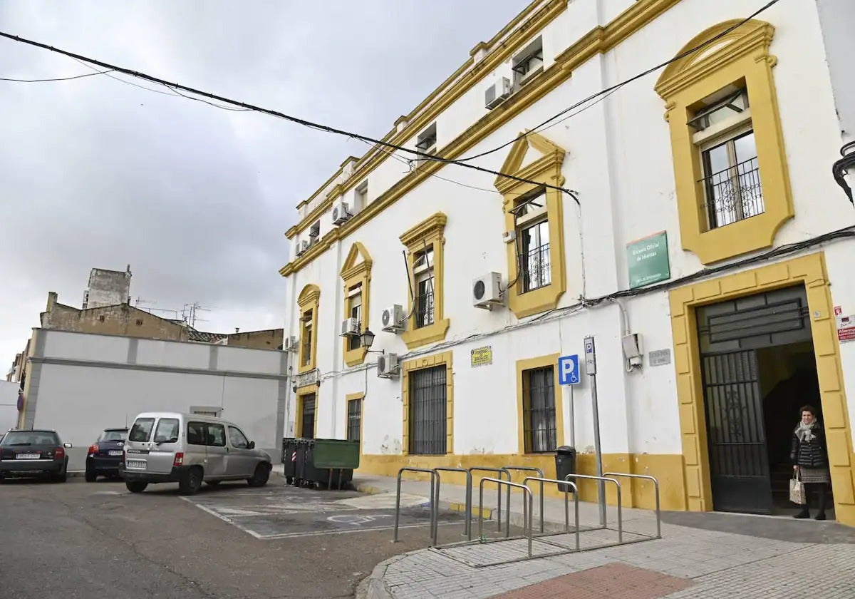 Fachada de la Escuela oficial de Idiomas de Badajoz.