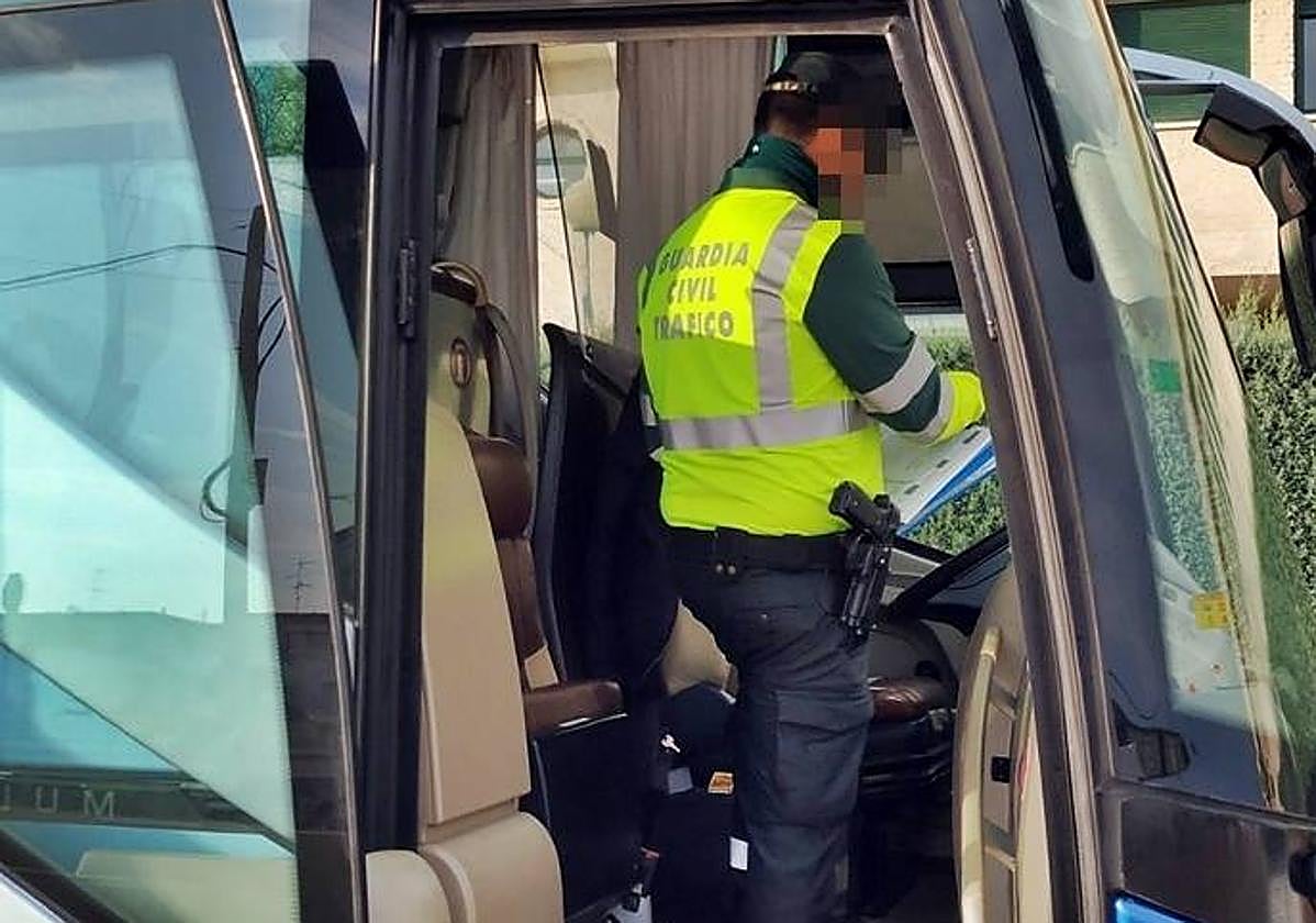 Un conductor de autobús que usaba el móvil al volante da positivo en alcohol, marihuana y cocaína