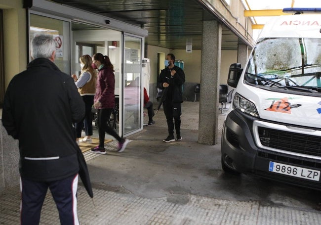 Usuarios del Punto de Atención Continuada de Nuestra Señora de la Montaña de Cáceres esperando a ser atendidos en la tarde de este miércoles.