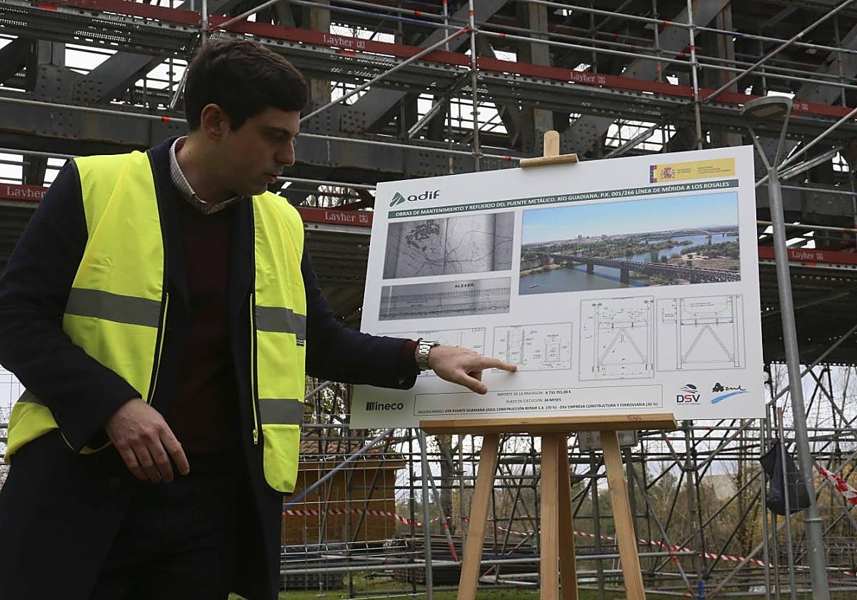 Alfredo García, jefe de la obra, explica sobre panel la intervención.