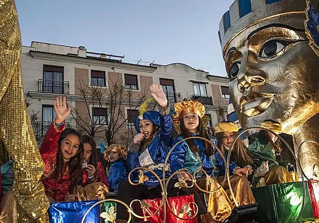 Niños en la cabalgata de Reyes en Badajoz.