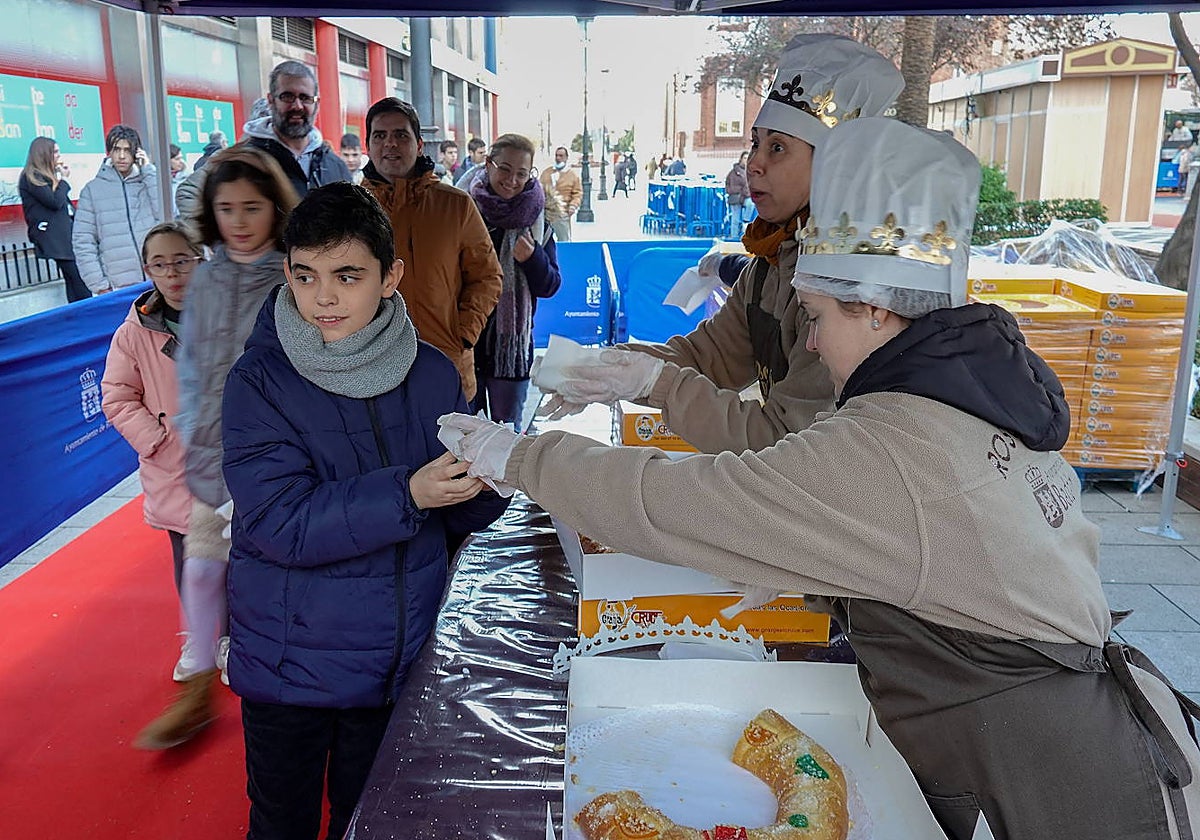 Reparto de roscón de Reyes en Badajoz.
