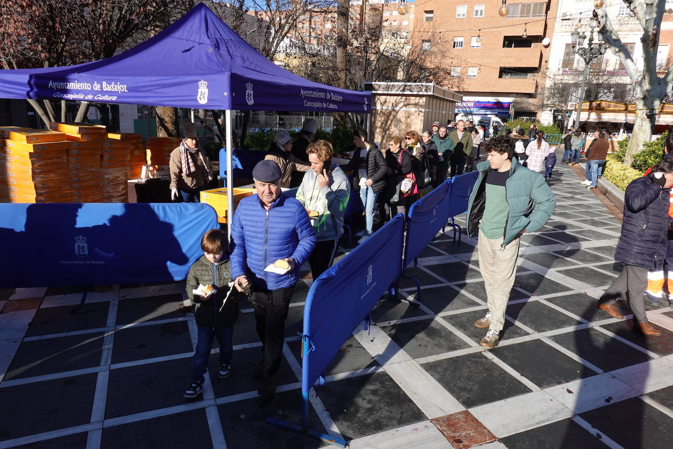 El reparto de roscón en Badajoz, en imágenes