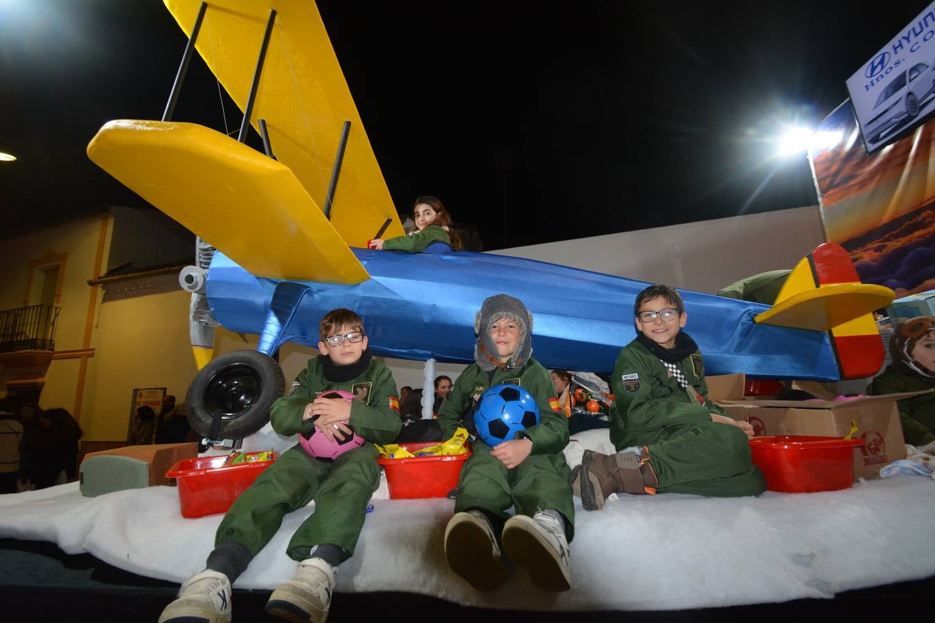 Las calles de Fregenal abarrotadas al paso de los Reyes Magos