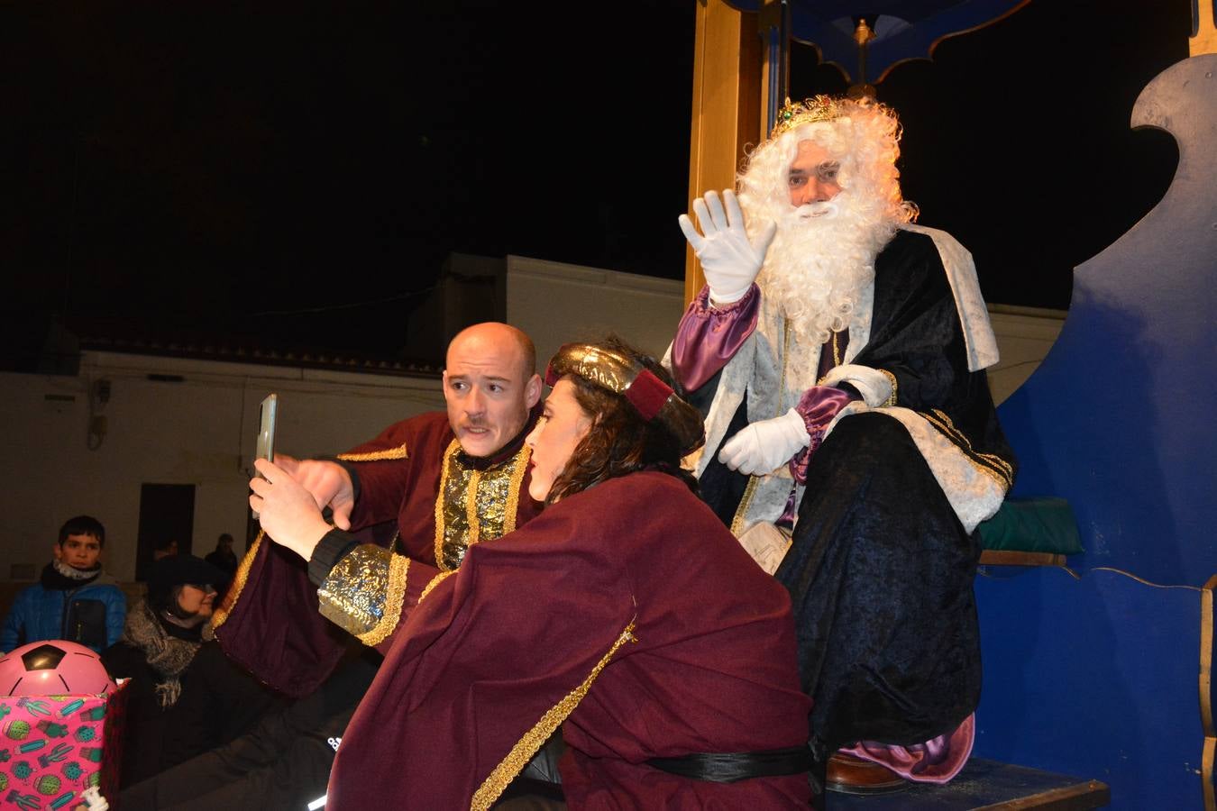 Las calles de Fregenal abarrotadas al paso de los Reyes Magos