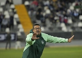 Iñaki Alonso da instrucciones a sus jugadores durante el partido ante el Sanse.