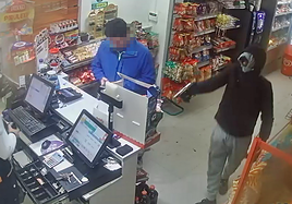 Imagen del atraco captada por las cámaras de videovigilancia y difundida por la Guardia Civil.