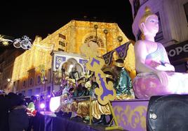 El rey Baltasar a su paso por el Gran Teatro en una carroza encabezada por una imagen de Buda.