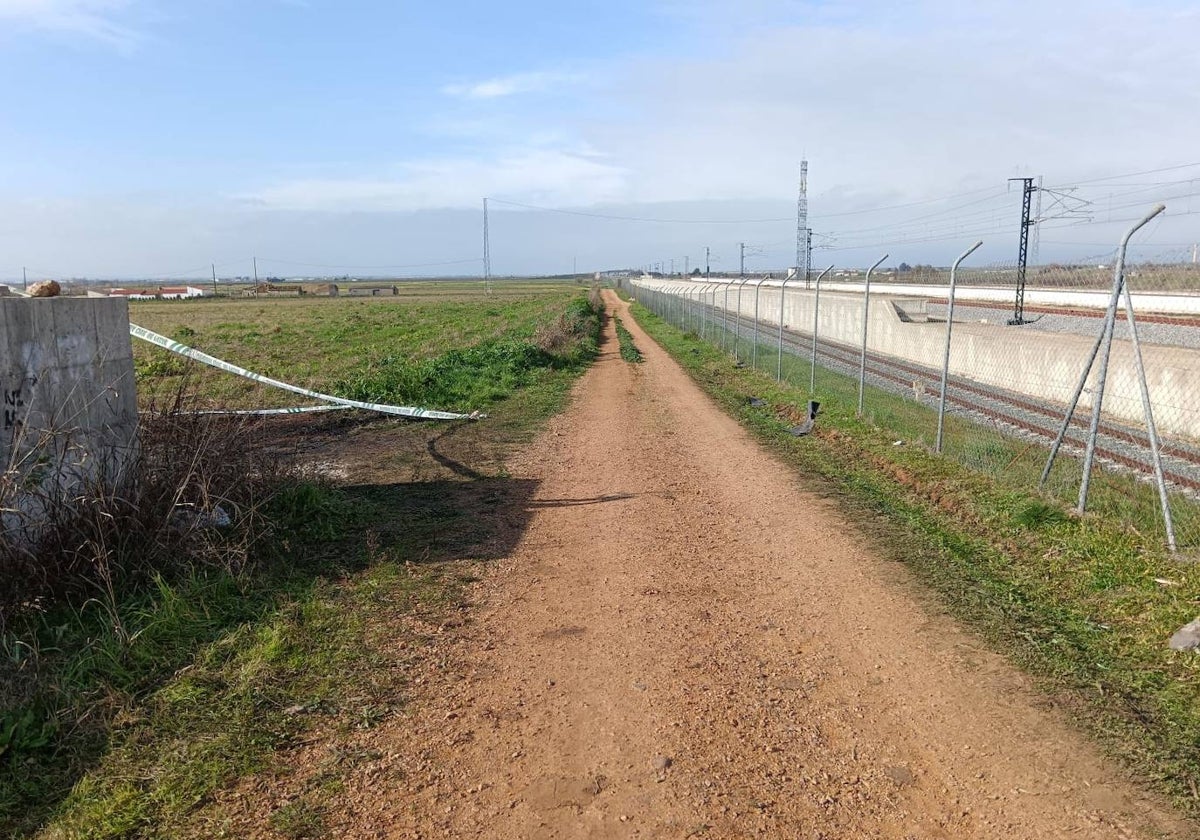 Camino cercano al apeadero de Montijo, que va junto a la vía del tren. A la izquierda fue hallado el vehículo carbonizado.