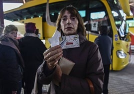 Una usuaria con la tarjeta de transporte gratuito en enero del año pasado en Badajoz.