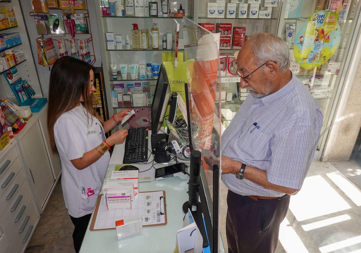 Una farmacéutica atiende a un cliente en una botica de la región.