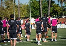 La plantilla rojinegra durante un entrenamiento.