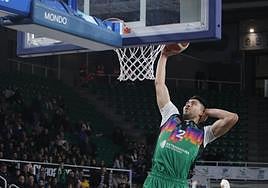 Bonilla se dispone a machacar el aro.