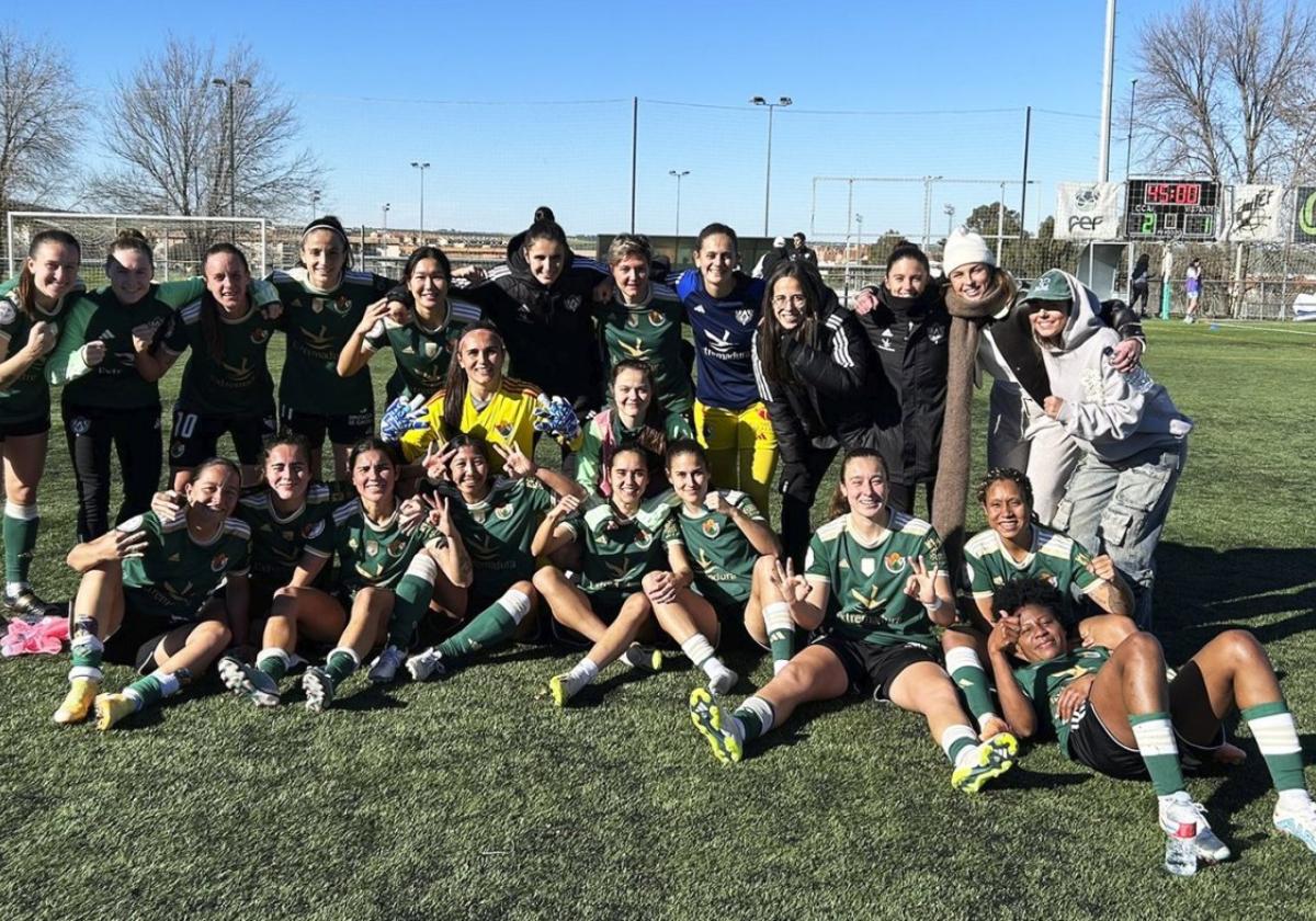 Las jugadoras del Cacereño celebran la victoria ante Osasuna.