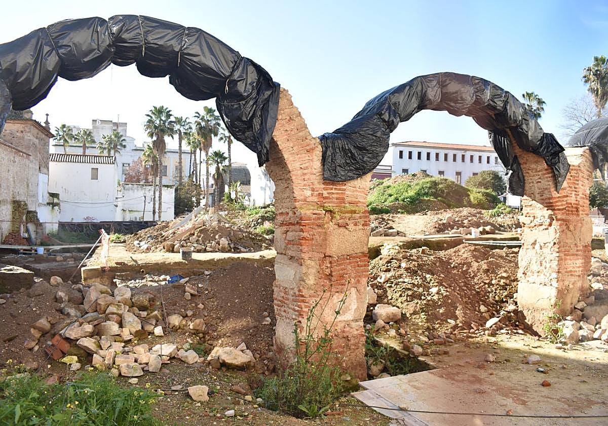 Patio del recinto de las Concepcionistas en obras con los arcos protegidos.