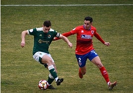 Iván Fernández protege el balón en el duelo entre el Numancia y el Cacereño de este domingo.