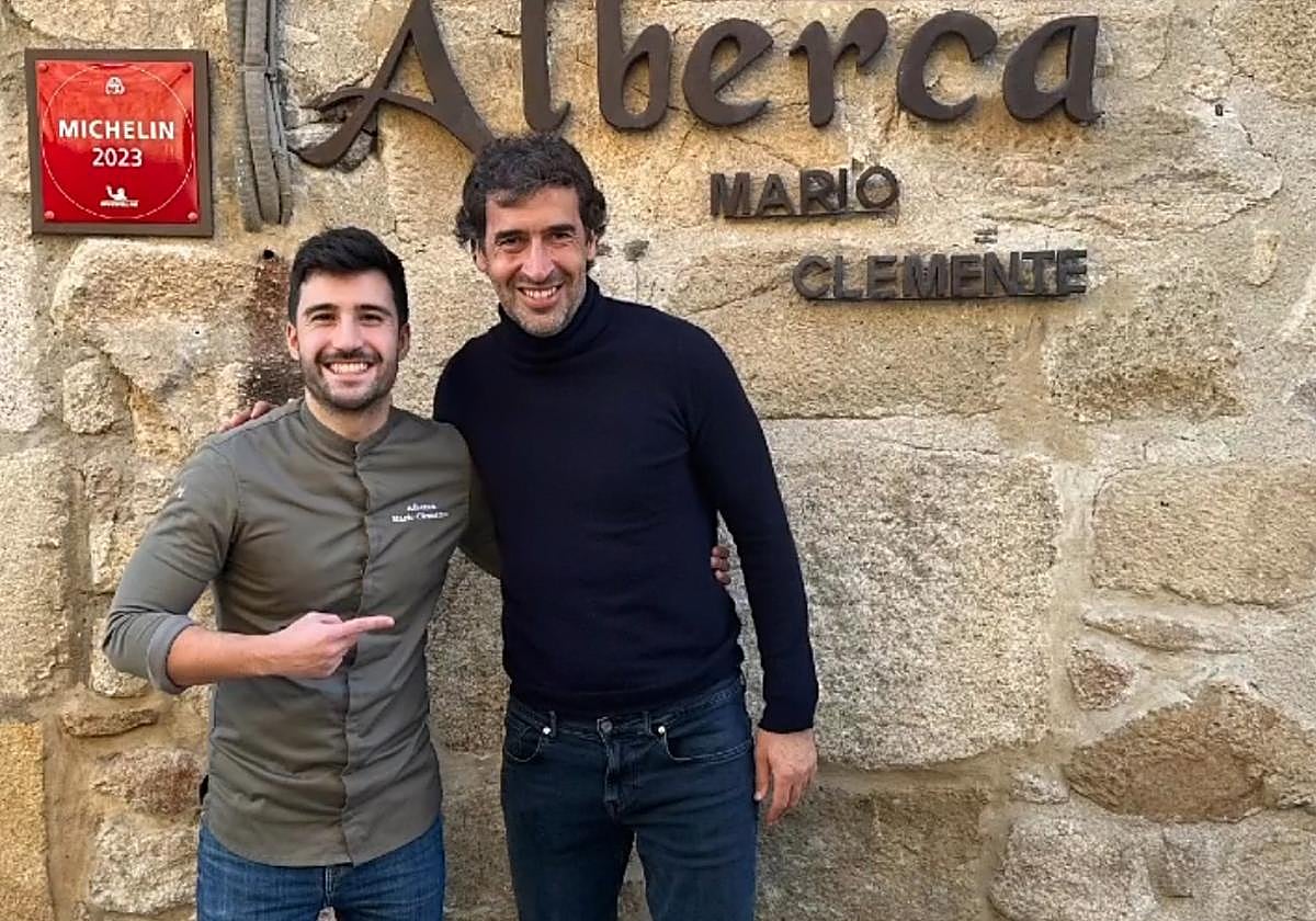 Raúl González con Mario Clemente, propietario del restaurante Alberca en Trujillo.