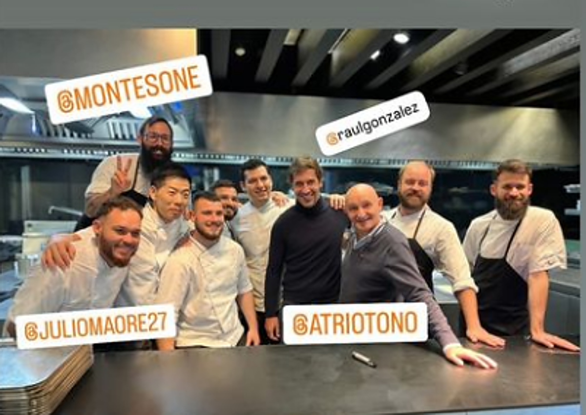 Imagen secundaria 1 - Raúl González en el restaurante Atrio con Toño Pérez y miembros de su equipo.