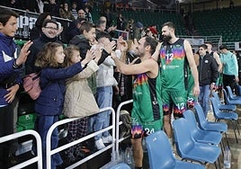 Los jugadores del Cáceres saludan al público tras la victoria ante el Oviedo.