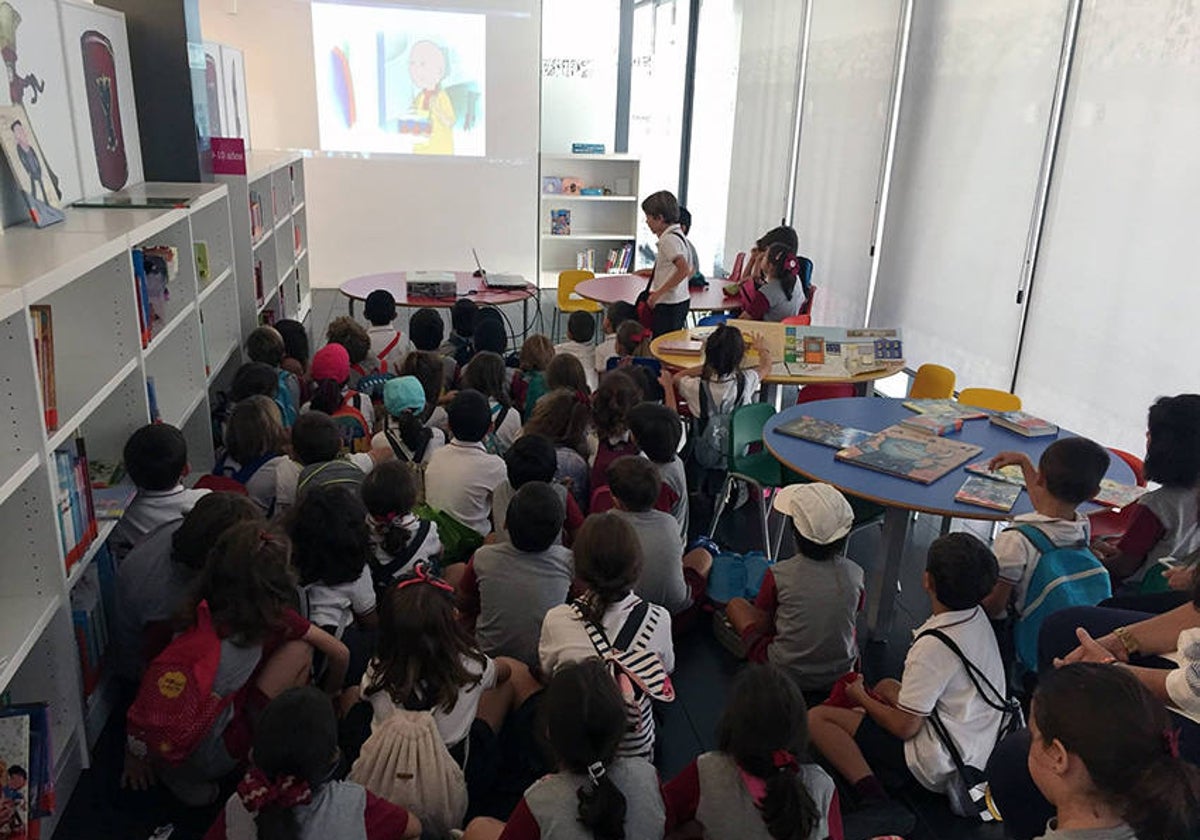 Niños, en una visita a la biblioteca municipal de Santa Ana.