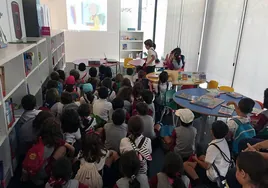 Niños, en una visita a la biblioteca municipal de Santa Ana.
