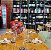 Mesa de Macarraca, con su bodega al fondo.