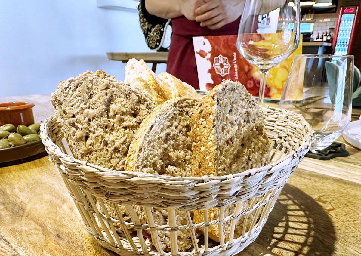 Imagen secundaria 1 - Aperitivo, pan y cuchillo para la carne.