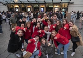 Los Tukanes celebrando que abrirán el desfile de comparsas del Carnaval de Badajoz 2024.