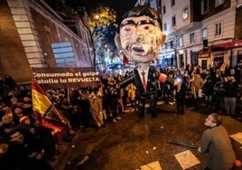 Imagen de la piñata de Pedro Sánchez en la protesta de Ferraz en la pasada Nochevieja.