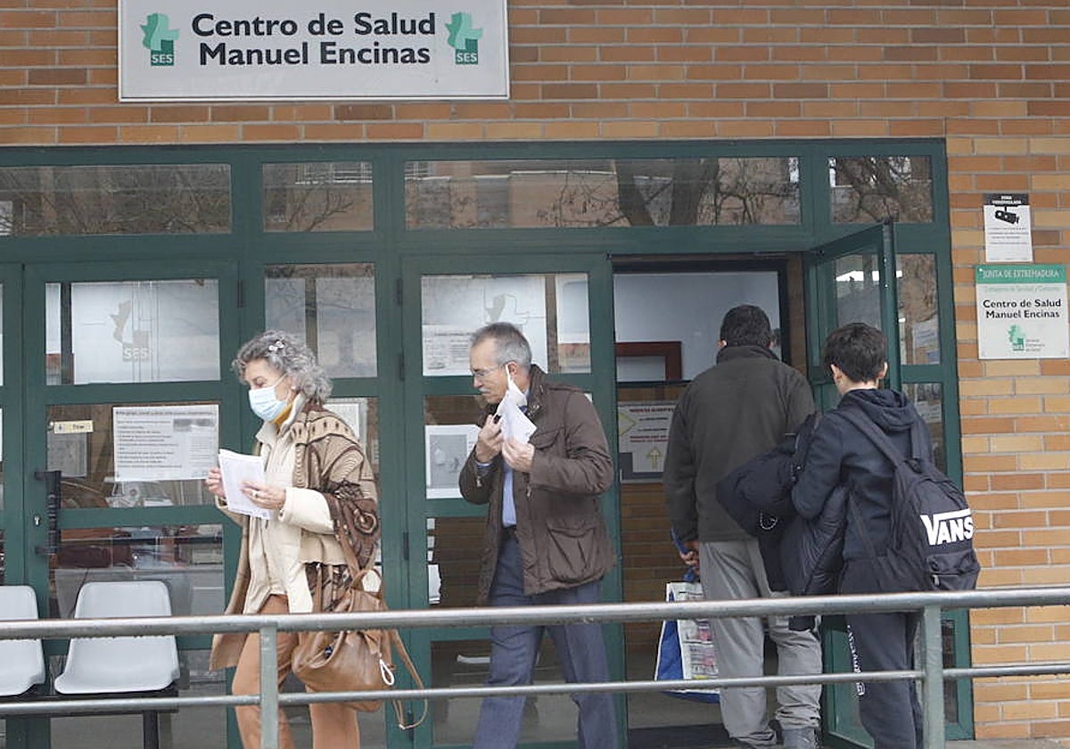 Usuarios del centro de salud Manuel Encinas de Cáceres saliendo y entrando con las mascarillas puestas este miércoles.