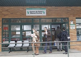 Usuarios del centro de salud Manuel Encinas de Cáceres saliendo y entrando con las mascarillas puestas este miércoles.