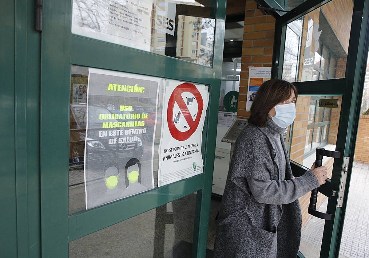 Una usuaria saliendo de un centro de salud de Cáceres este miércoles.