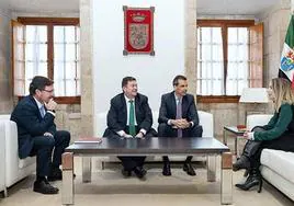 Reunión de la presidenta de la Junta, María Guardiola, y el consejero de Economía, Empleo y Transformación Digital, Guillermo Santamaría, con el director territorial de Vodafone, Rafael Alcaide.