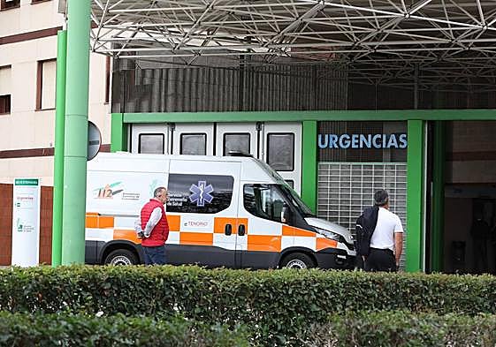 Ambulancia en la puerta de Urgencias del Hospital de Mérida.