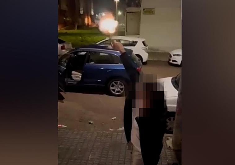 En el vídeo se ve a tres personas realizando disparos al aire.