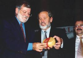 Rodríguez Ibarra colocando la primera etiqueta de la denominación de origen Torta del Casar.