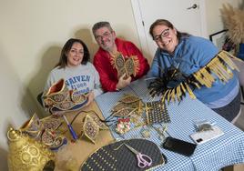 Ángela Araújo, Antonio García y Ana García en su mesa de trabajo, donde seguirán trabajando para tener los trajes listos para el desfile de comparsas del Carnaval de Badajoz 2024.